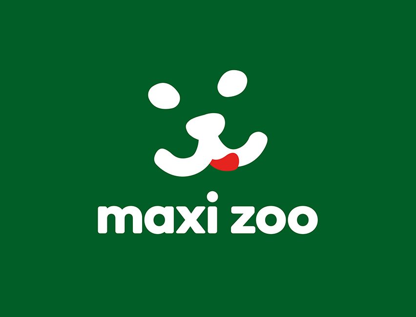 Logo représentant un visage stylisé d’animal en blanc avec une langue rouge, accompagné du texte « maxi zoo » sur fond vert.