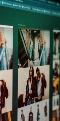 Gros plan sur un écran d’ordinateur affichant une maquette de page web avec un lookbook et des visuels produits.